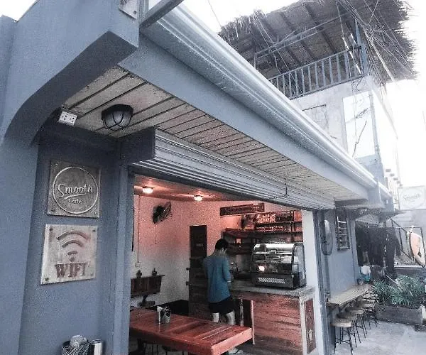 Smooth Cafe Hostel *